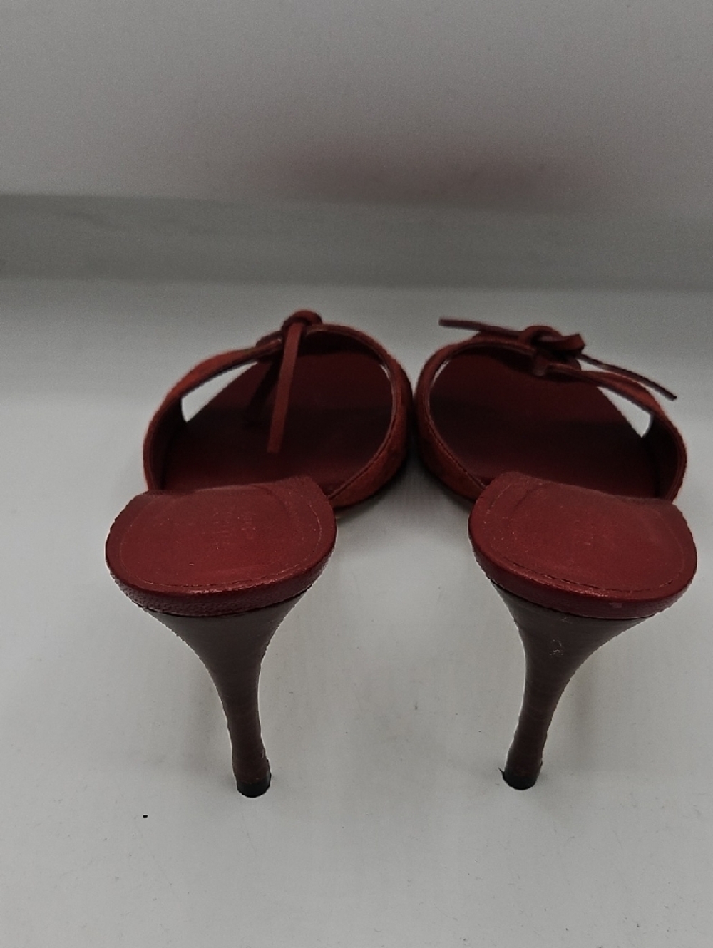 Gucci Red Leather Knot Slide Heels with Gold-Tone Detail - Picture 7 of 17